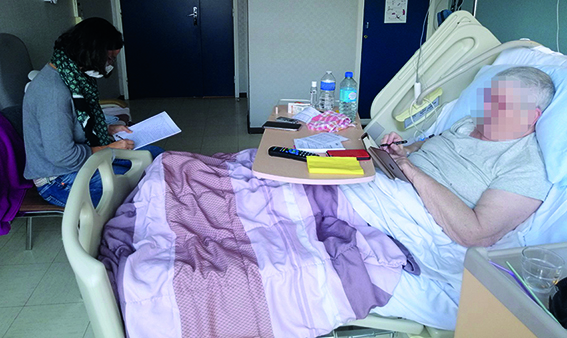 Biographe hospitaliere en cours d'entretien avec une patiente sur son lit d'hôpital