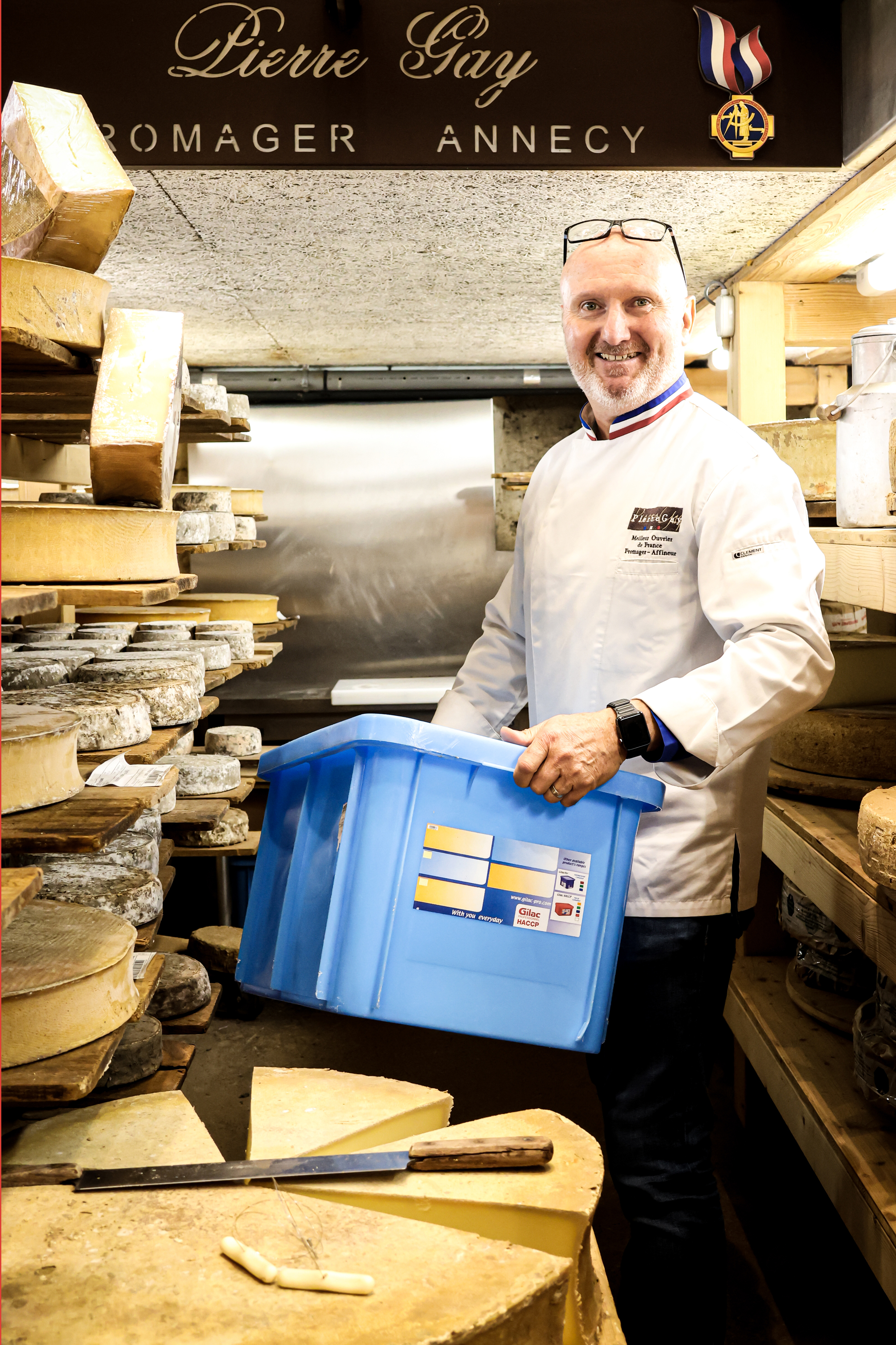 Pierre Gay - Fromager Annecy portant un bac GILAC