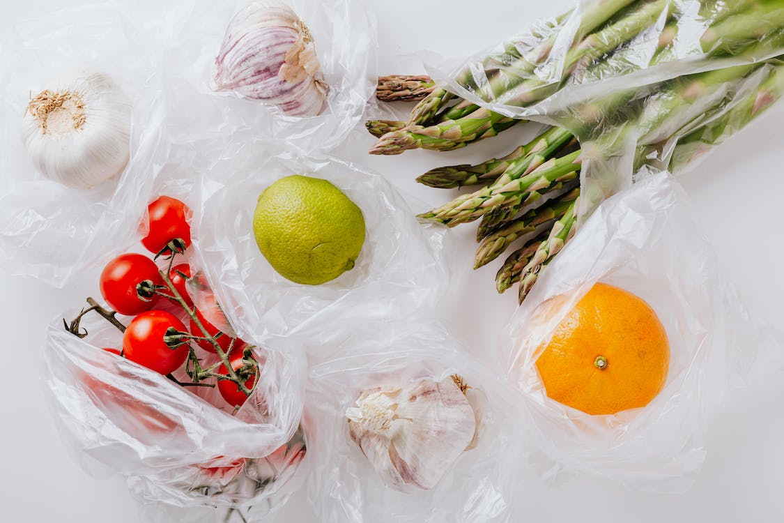 fruits et légumes dans des emballages plastiques