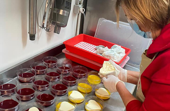 A la Ferme de Saint-Thibault, on égoutte les fromages avec Gilac